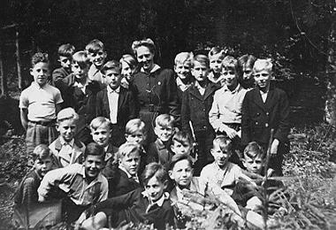 SchulklasseBaerwalde1944Ak